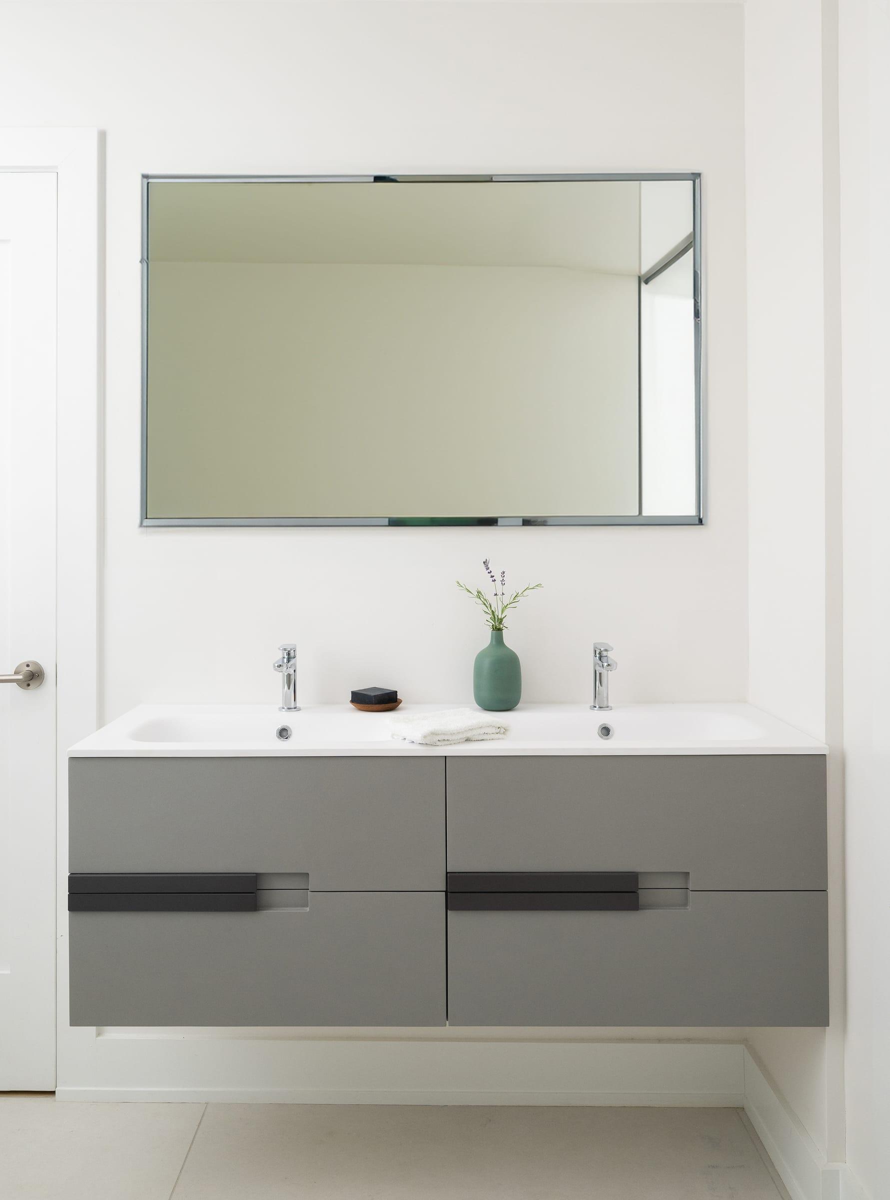 Grey double vanity under a mirror