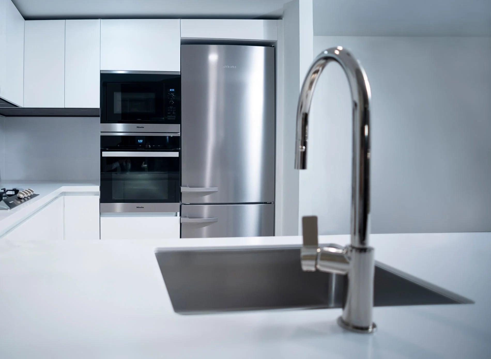 White island with a hob and a pot