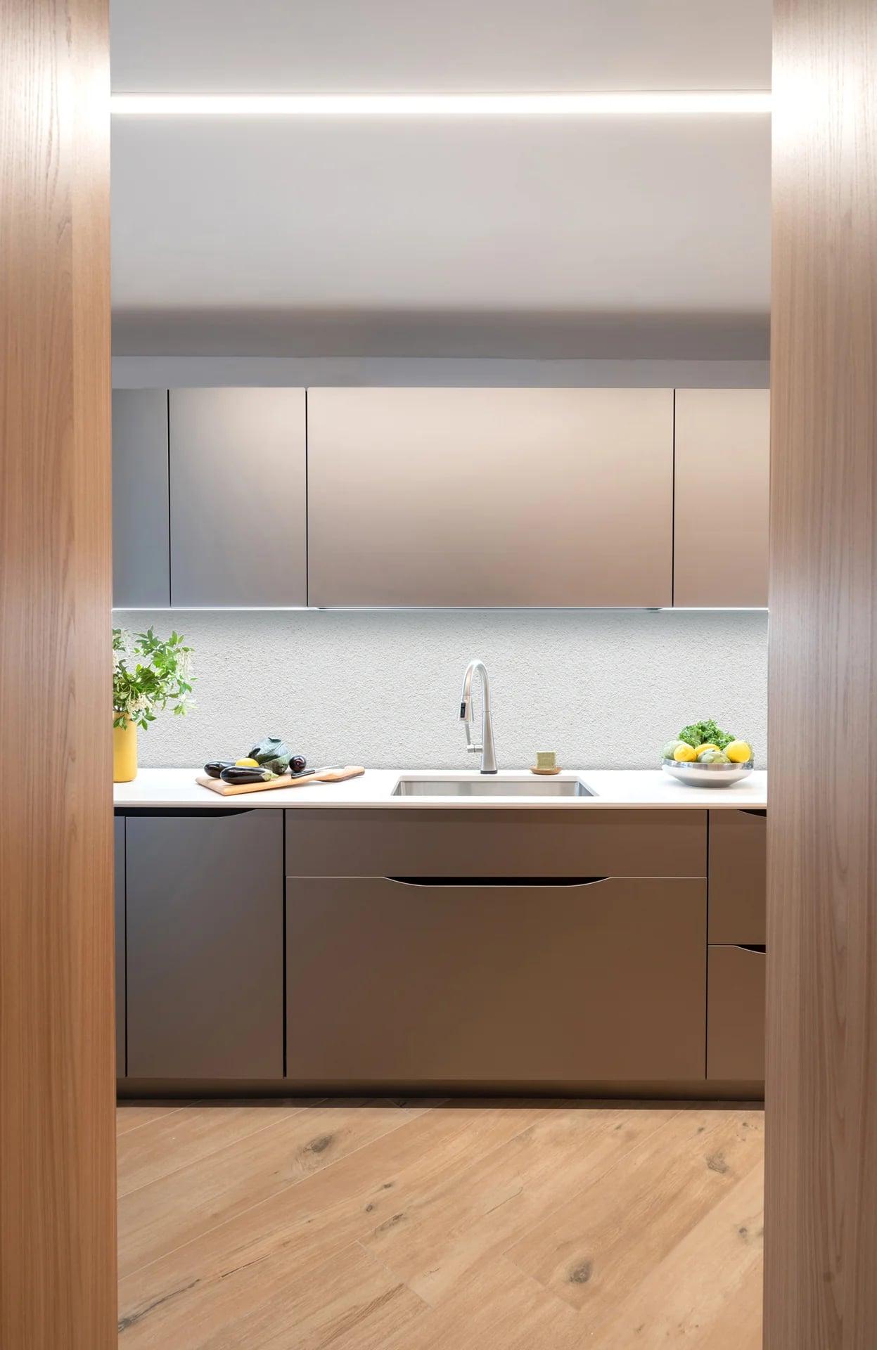 Walnut wall units over black base cabinets and a marble worktop