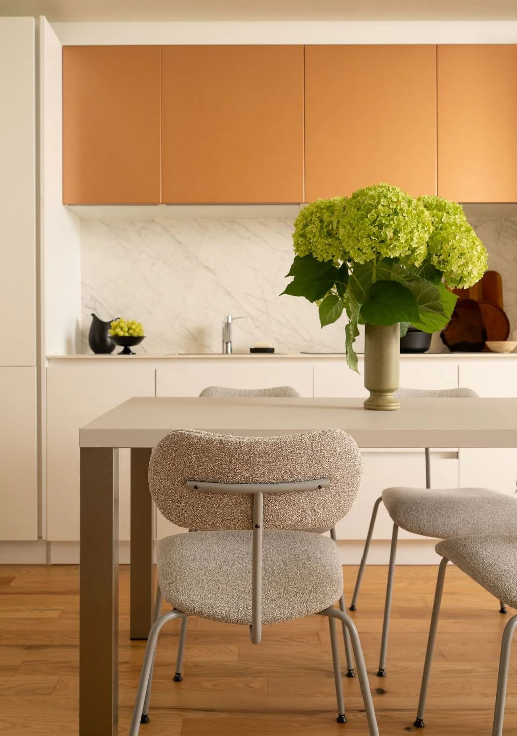 Walnut and dark metallic kitchen with a lit niche and a linear light